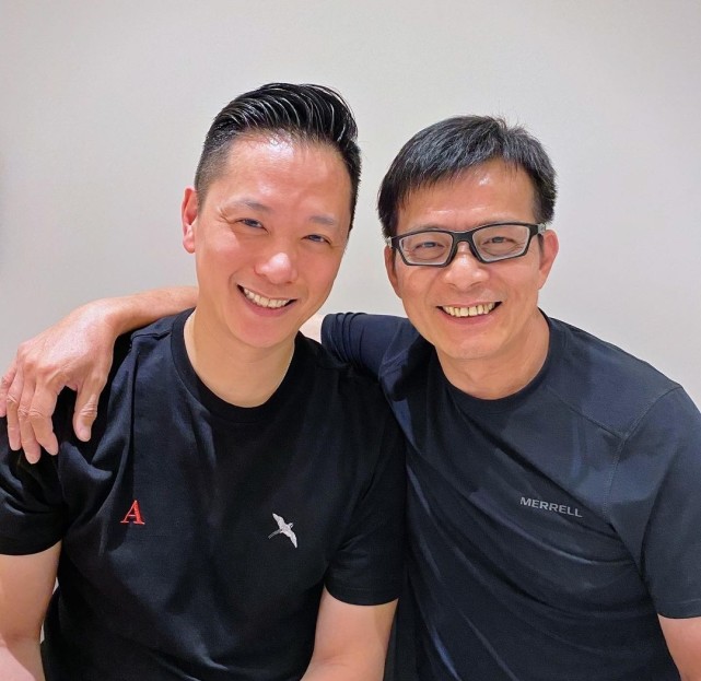 胡杏兒丈夫曬與黃日華合影，黃日華笑容滿面疑走出喪妻之痛