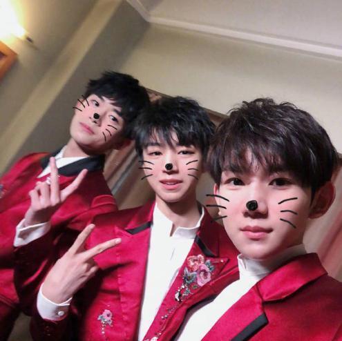 Spring late couplet platoon begins, round Zhang Yifan of teenager of 3 small timeses shows a body in succession, li Fei long face is not little