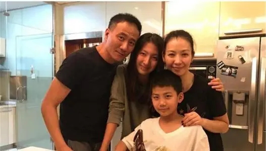 李亚鹏亲吻李嫣大腿惹争议，本尊回应：女儿脚趾头都是臭香臭香的