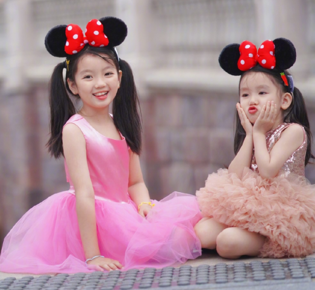 阿拉蕾和妹妹穿公主裙拍照，一件裙子从小穿到大，眼神却变了