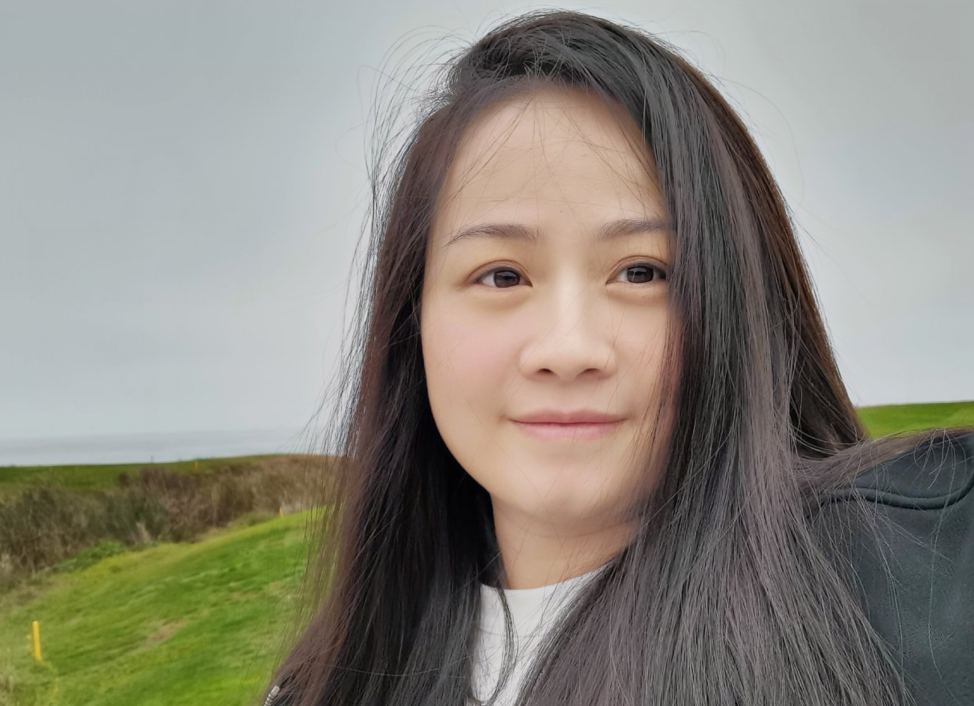 岳云鹏妻子剃光头了？在医院自拍发文要蓄发，身体出现问题了？