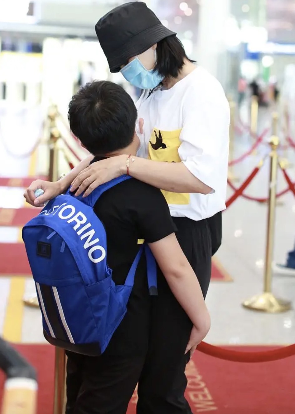 胡可沙溢携儿子现身机场，安吉抱着妈妈撒娇，身高瞩目但依然胖