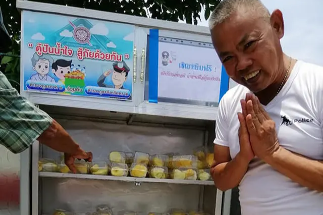 新冠疫情期间 泰国街头出现“榴莲分享柜”市民