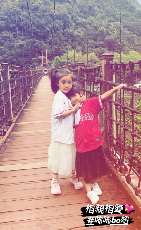 賈靜雯曬倆女兒近照，波妞穿紗裙抿嘴笑，被媽媽調侃：繼續裝淑女