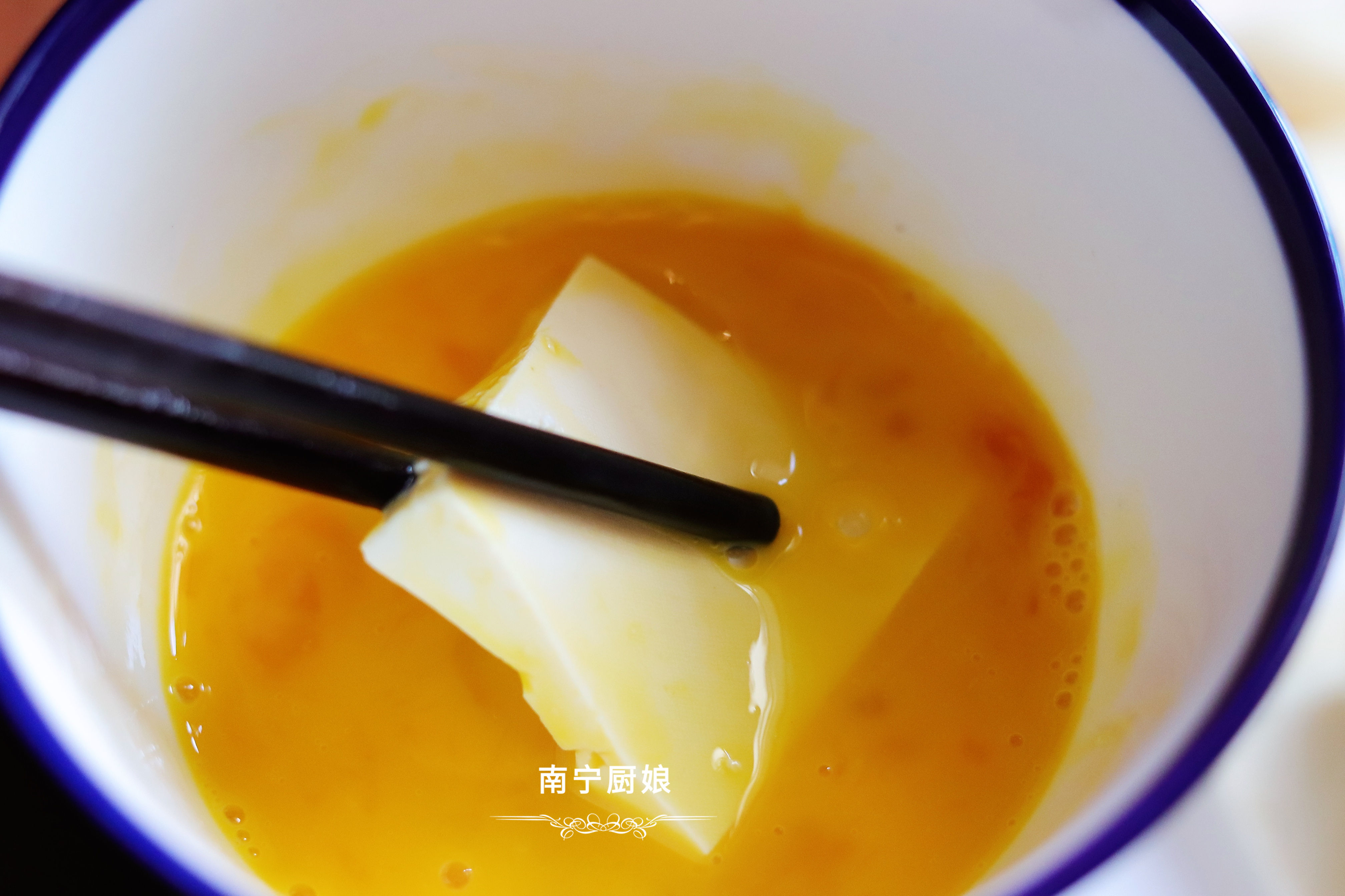 煎豆腐時，直接下鍋煎容易碎？ 多做1步驟，豆腐完整不碎還更入味