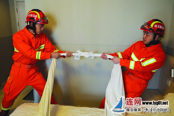 家中突發火災，西安一父親用床單結繩吊下4歲孩子，成功獲救