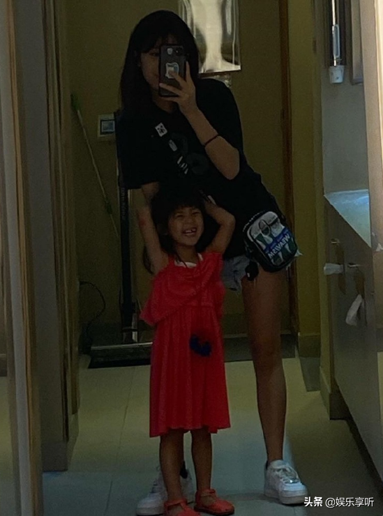 梧桐妹与两个妹妹合影，咘咘调皮做鬼脸，波妞笑到眼睛眯成一条缝