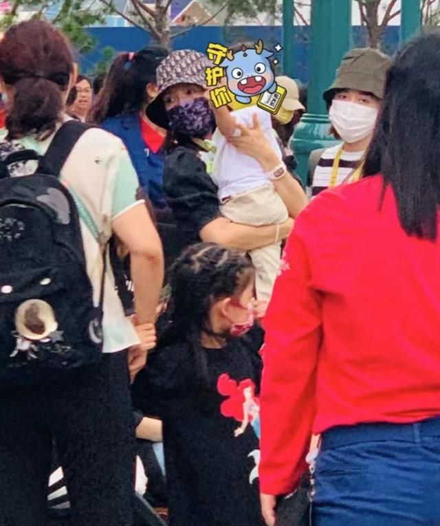 章子怡一家五口出游！全程抱儿子不舍撒手，继女照看醒醒似小保姆