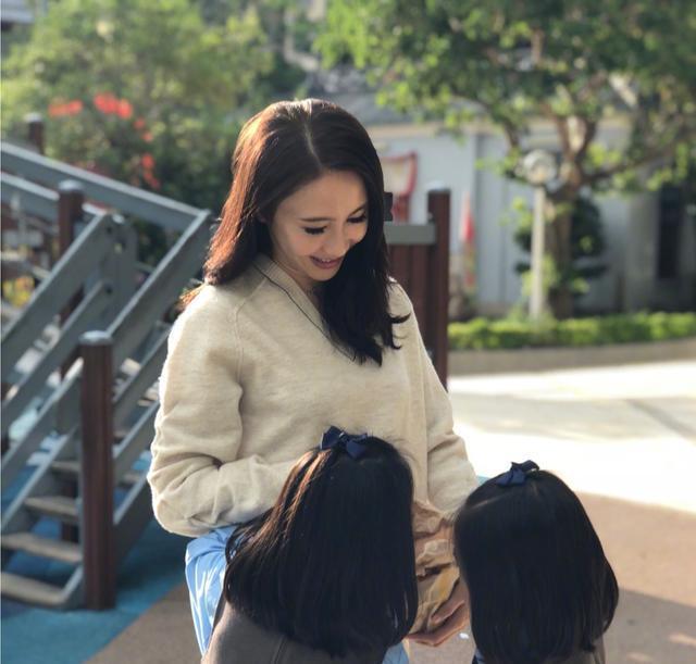 黎姿儿童节野外运动，三个女儿爬树身手敏捷，