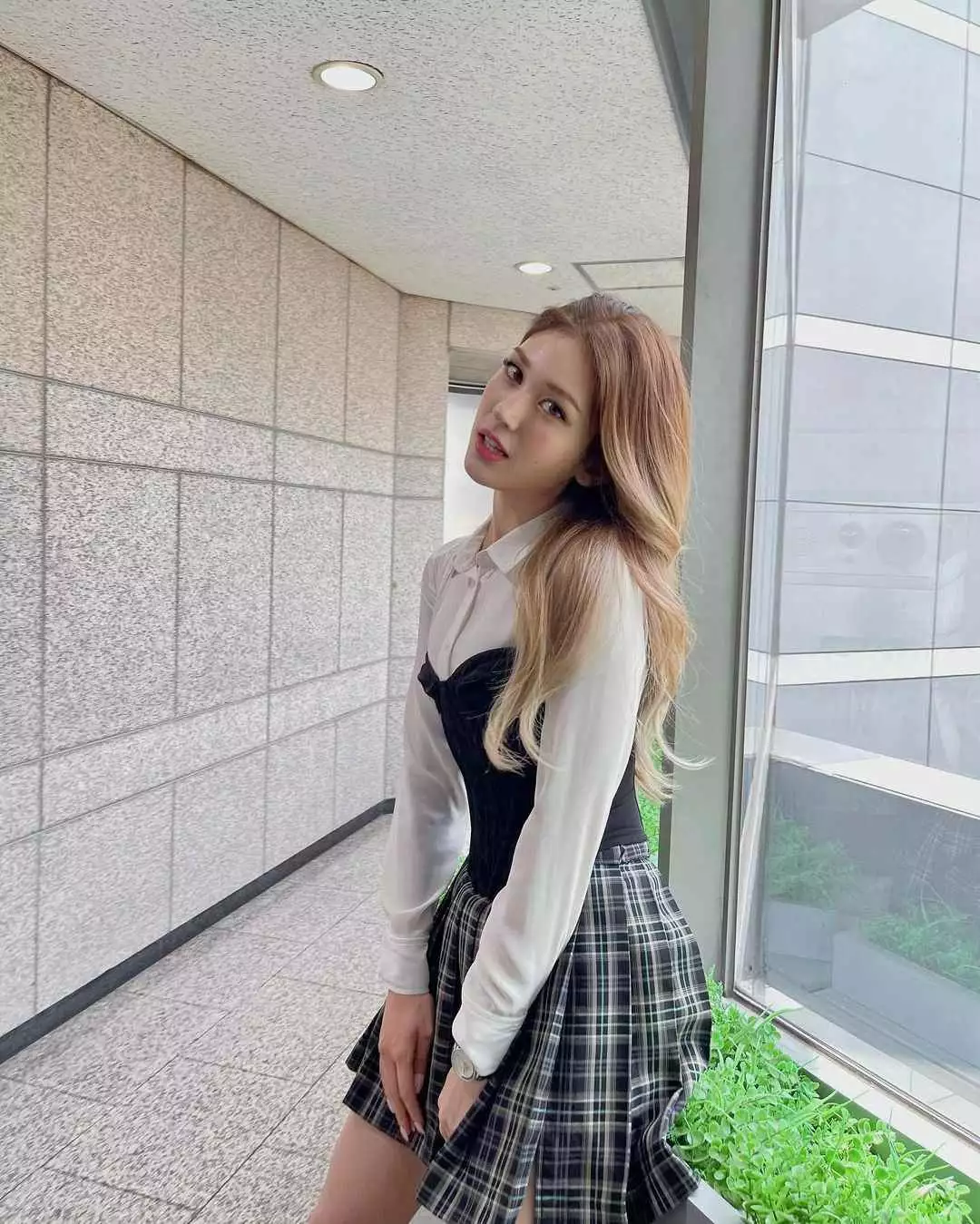 造型师失误?她穿与这位女团爱豆一样的衣服在《人气歌谣》上打歌
