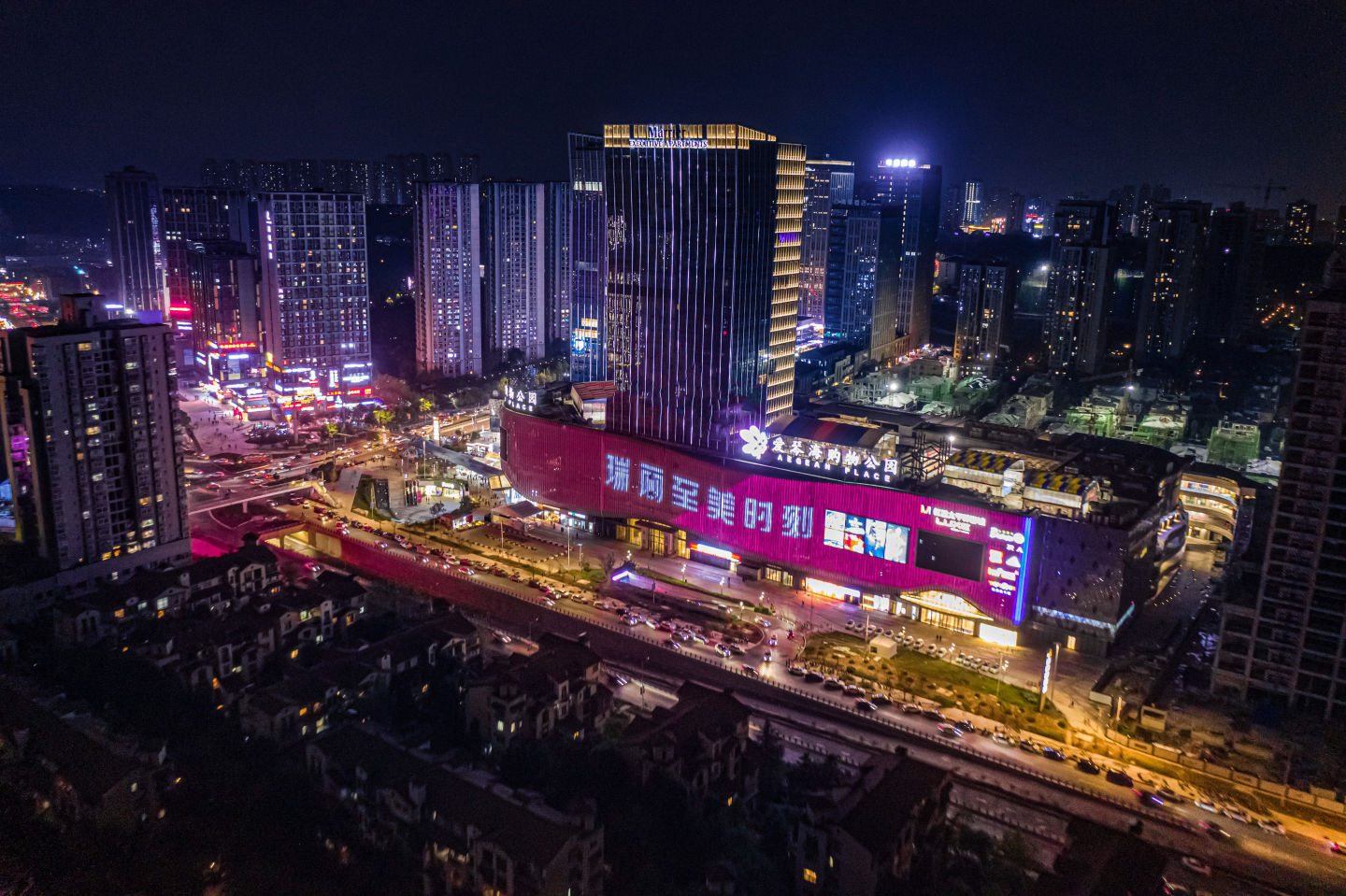 与瑞丽共赴至美时刻·跨界奇幻之旅地标点亮25岁