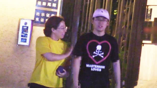 在郭德纲落魄时抛弃他和儿子，如今胡中惠过得
