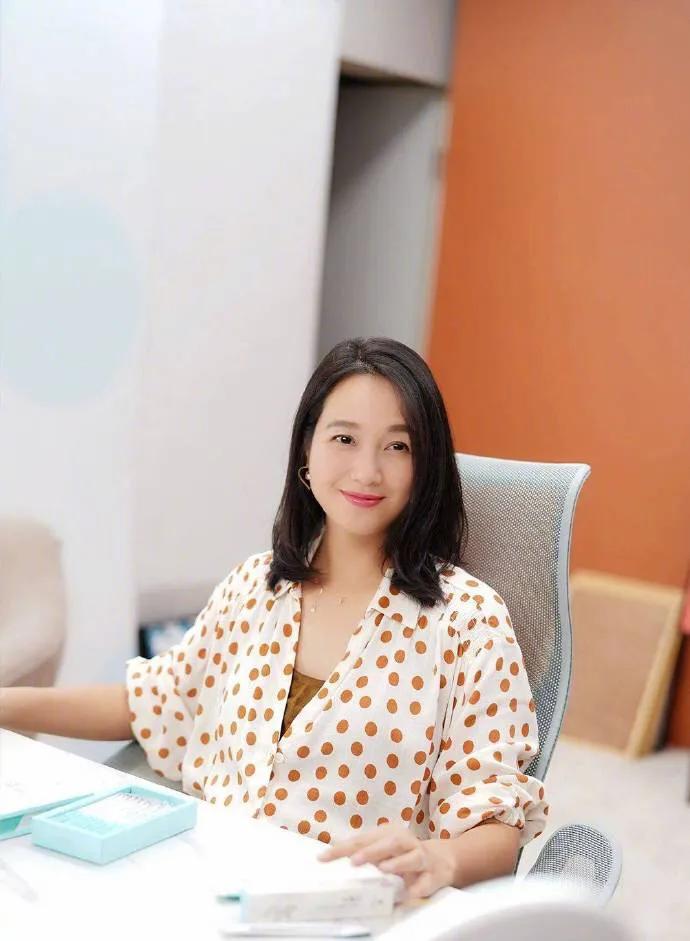 周一围黑粉粉头朱丹：她真的惨不自知吗？不，