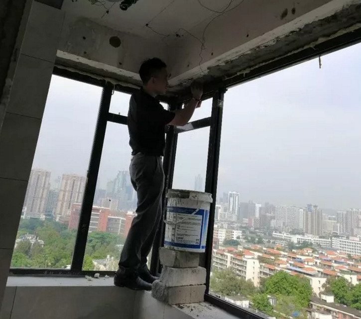 门窗三分靠质量七分靠安装，不能马虎大意，搞不好就麻烦了