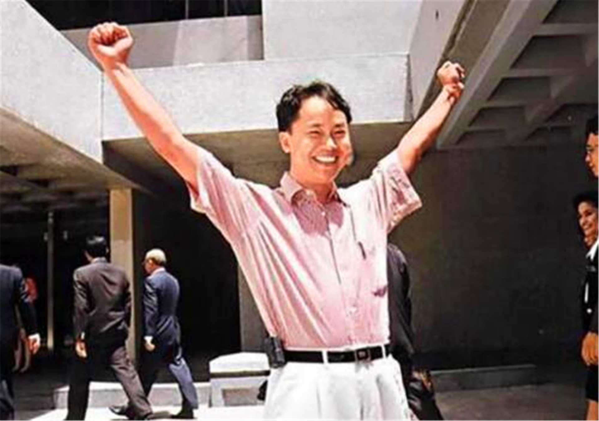 张子强被枪决后，妻子带着20亿跑到泰国，日子过得有滋有味