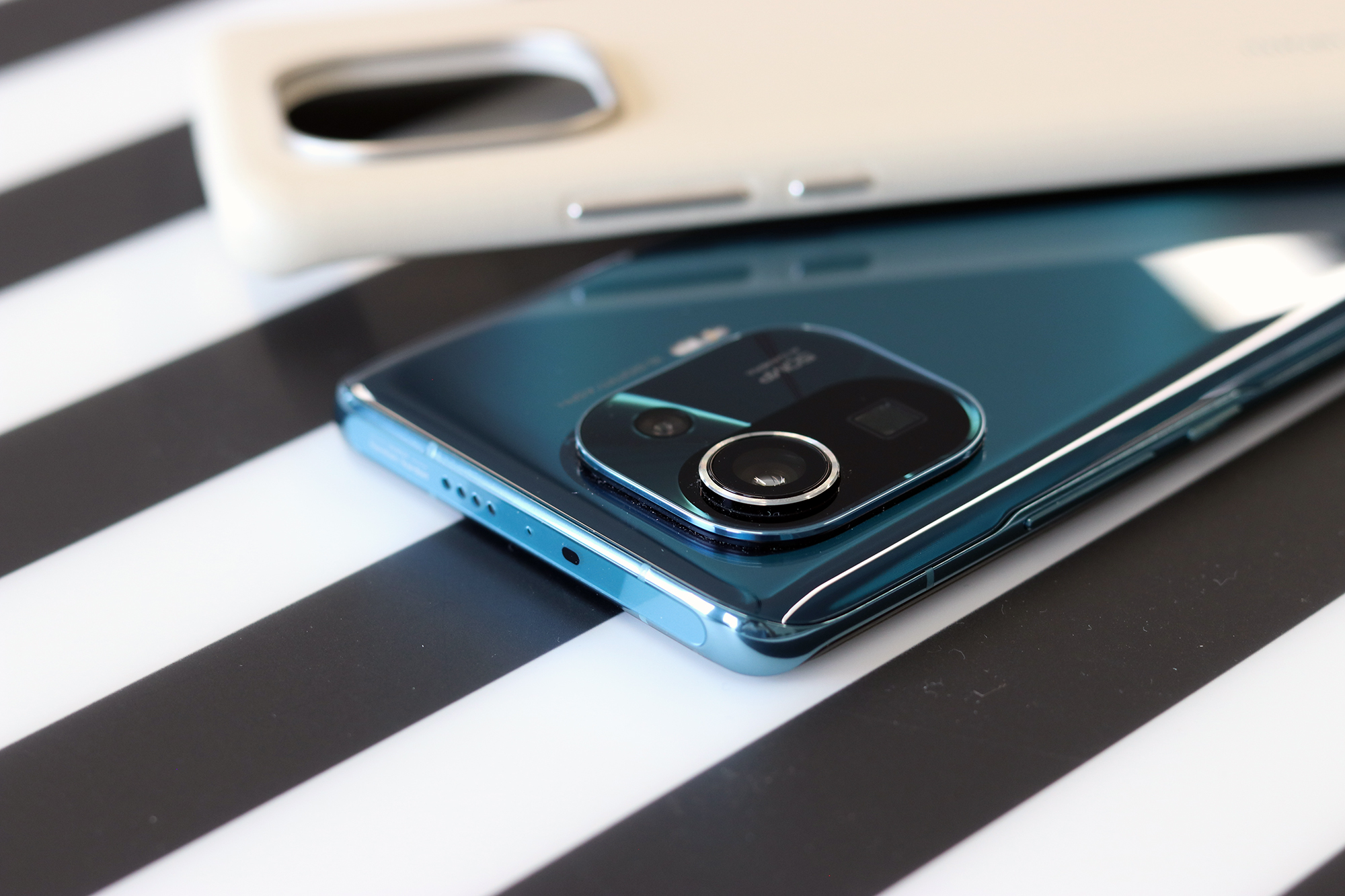 小米11 Pro简评：安卓机皇，优缺点并存，仍超华为旗舰