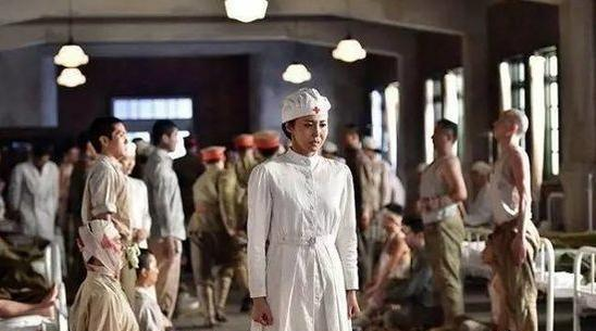貌美护士冒死救下一战士，22年后来报恩时，女护