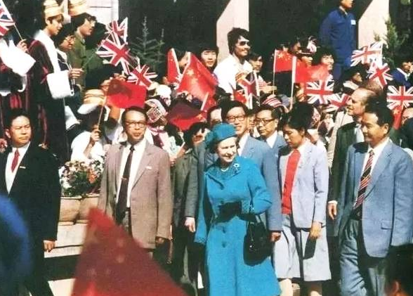 34年前英女王訪華排面大，600人隨行，爬長城游西安吃粵菜