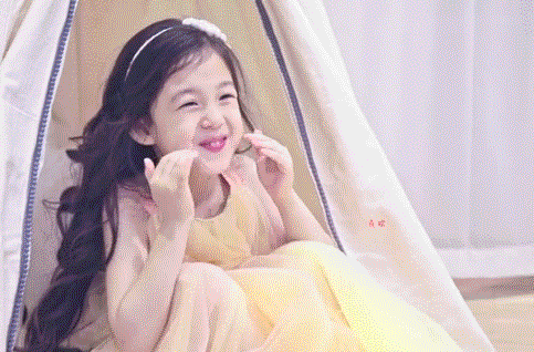 刘畊宏女儿幸好没长歪！丸子头到长卷发美到不敢认，长大还得了？