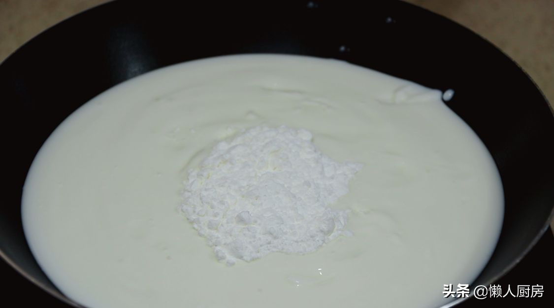 把酸奶包入麵團，瞬間變網紅美食，用手撕著吃，還能拉絲