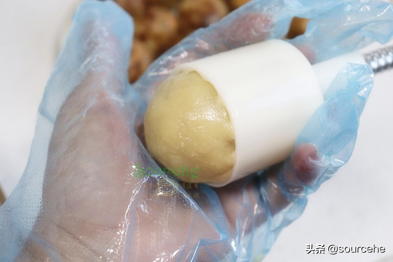 奶奶教我做的广式五仁月饼，细腻柔滑不油不腻，甘香回味，真好吃