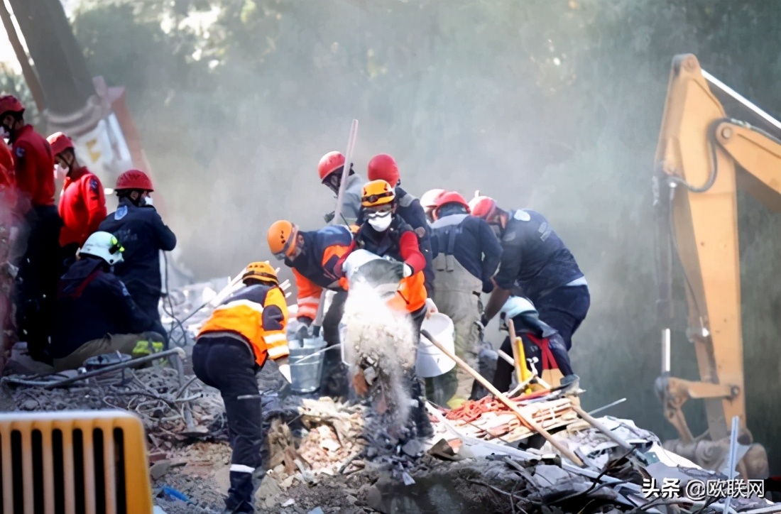 3岁女童地震后被埋65小时奇迹获救救援现场生死搏斗的场面十分感人