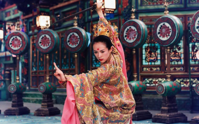 還記得王小蒙的扮演者王亞彬嗎？離開(kāi)趙本山后，她一樣大殺四方