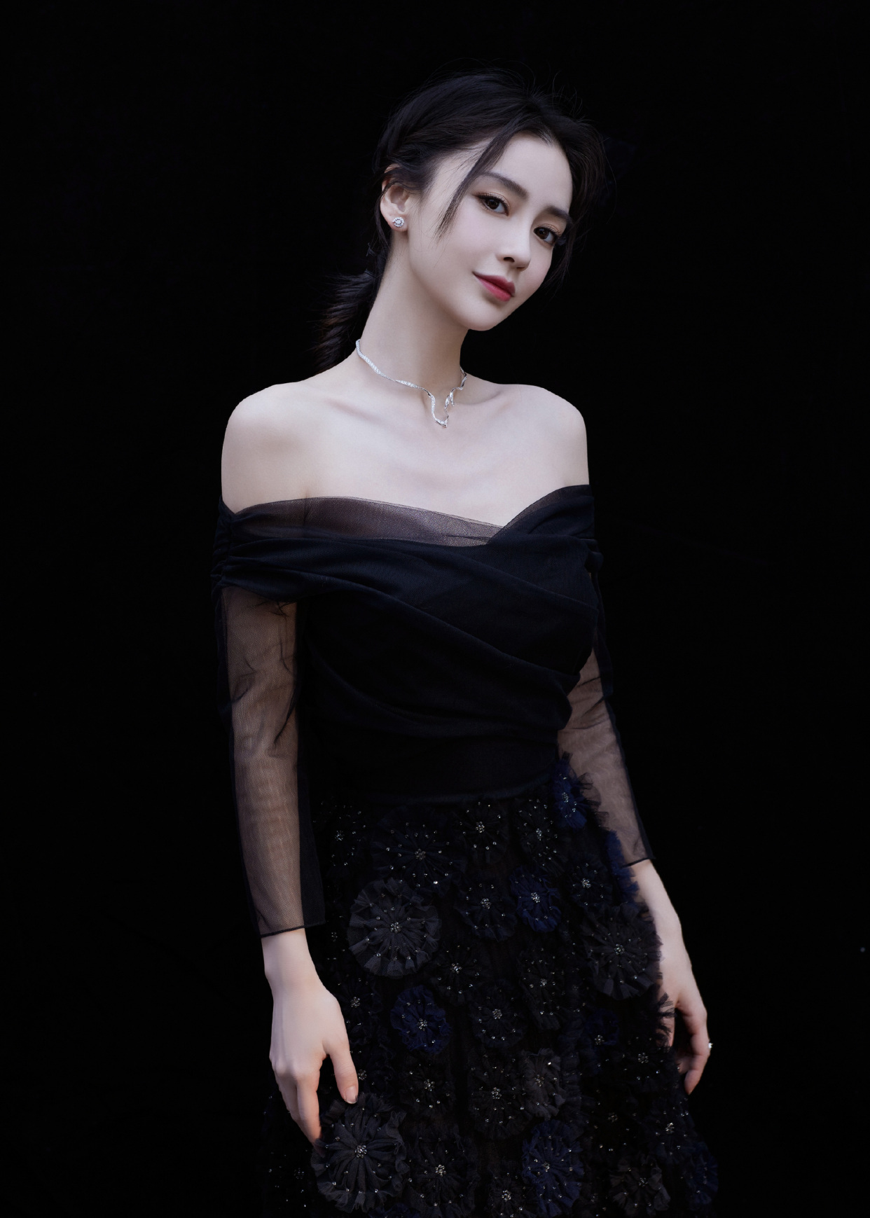 96斤刘亦菲和92斤Angelababy，同穿黑色一字肩纱裙，