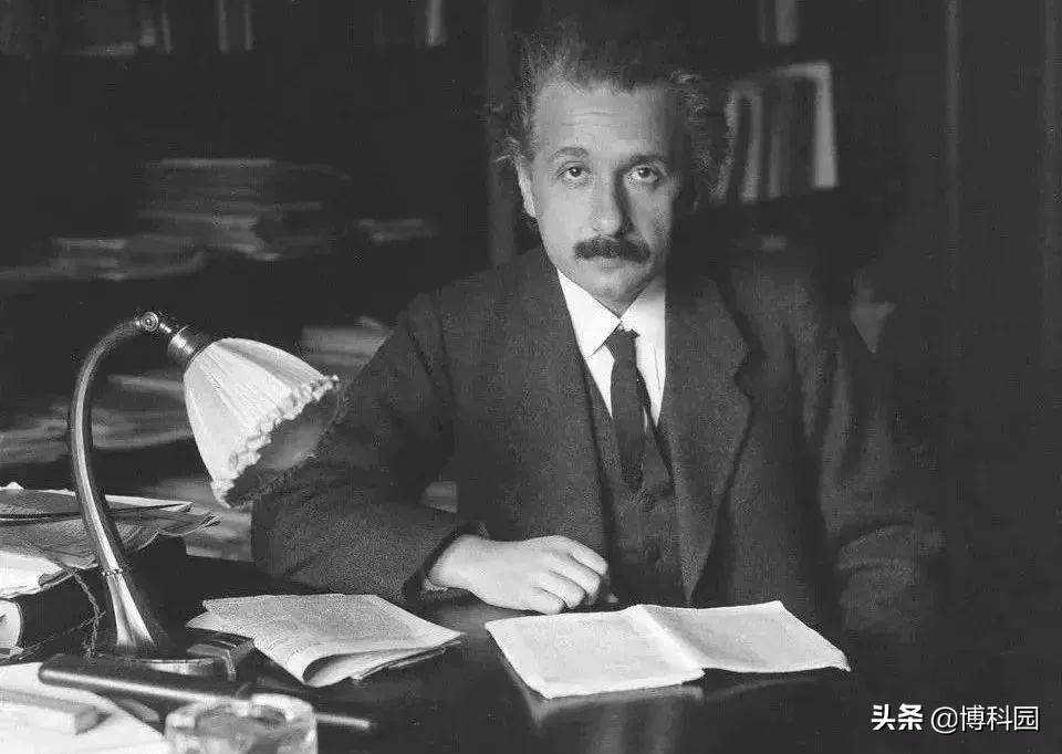 为什么爱因斯坦，会在量子力学和天文学中，犯下两项重大错误？