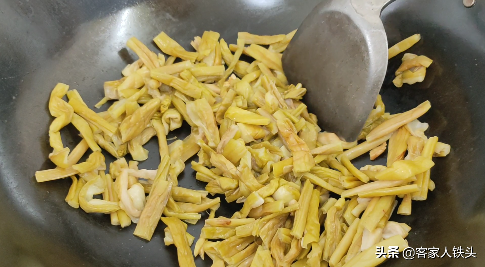 广东人做肥肠为什么那么好吃？教你关键2步，爽口味美孩子也爱吃