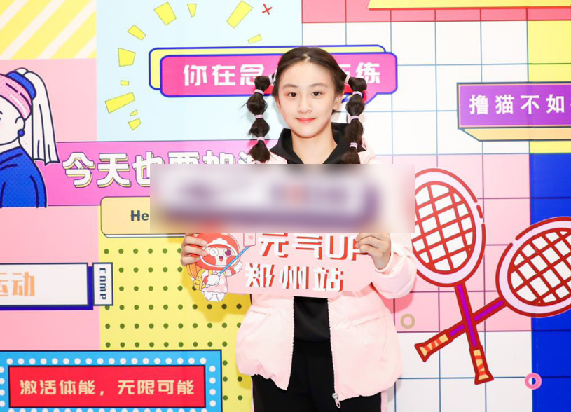 森碟再接新代言，扎雙馬尾穿扮略顯土氣，長相和田亮如復制粘貼