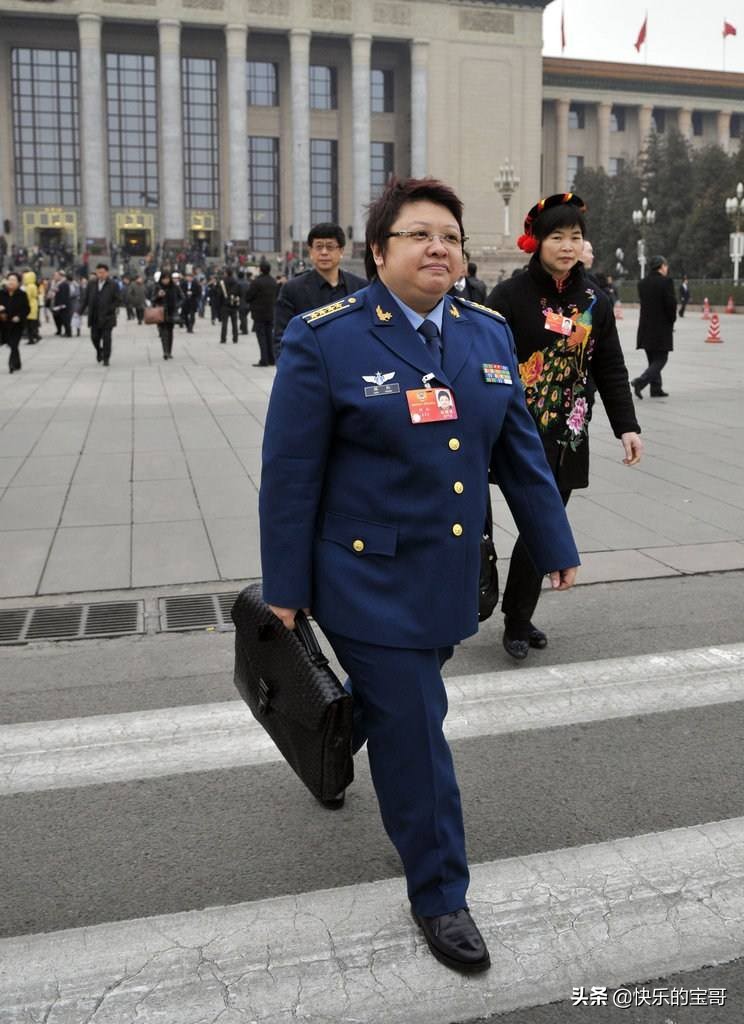 不愛紅裝愛武裝，女明星的軍裝照，哪一個是你心中的氣質女