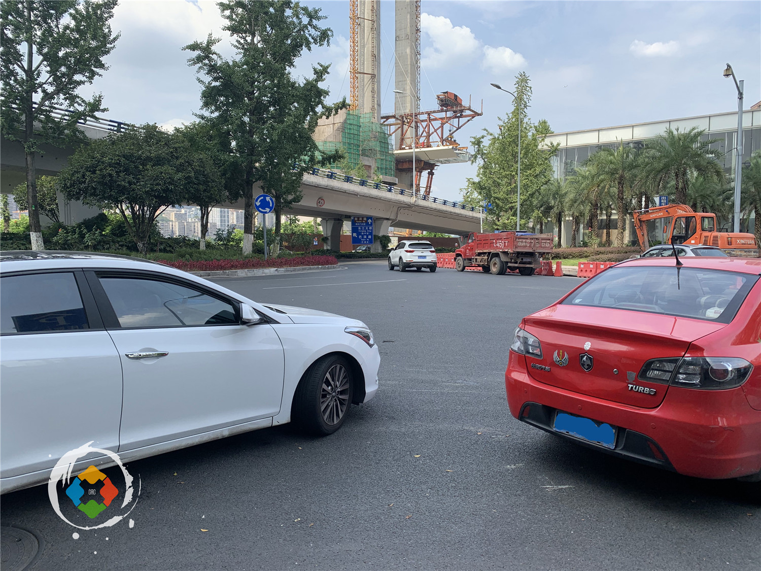 重庆“的哥”带我追星：年轻女孩们聚集在南滨路，苦苦等候着谁？