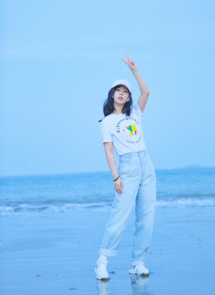 杨紫海边散步，日系穿搭文艺十足，一点没有2