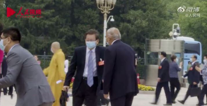 政协委员拱手行礼传为美谈，如何打招呼既安全又有礼貌？