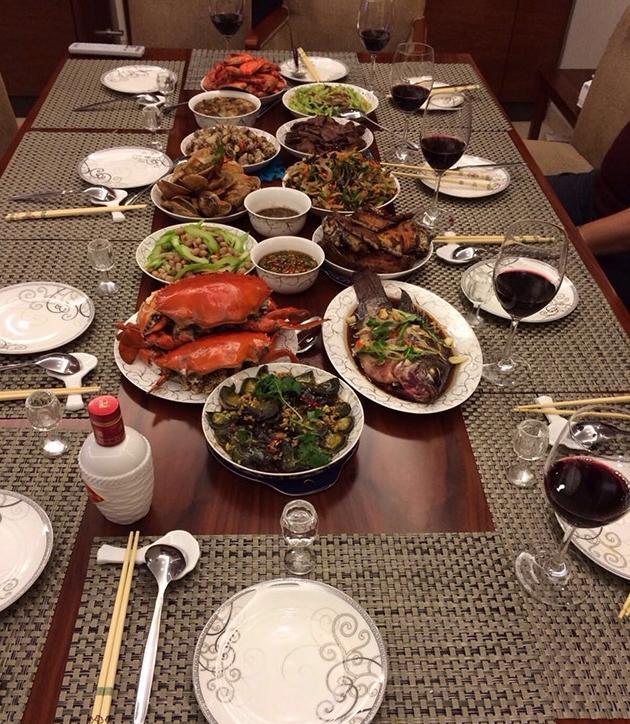 参观蒋勤勤和陈建斌的家，一家人饭量都不小，每顿饭菜都铺满餐桌