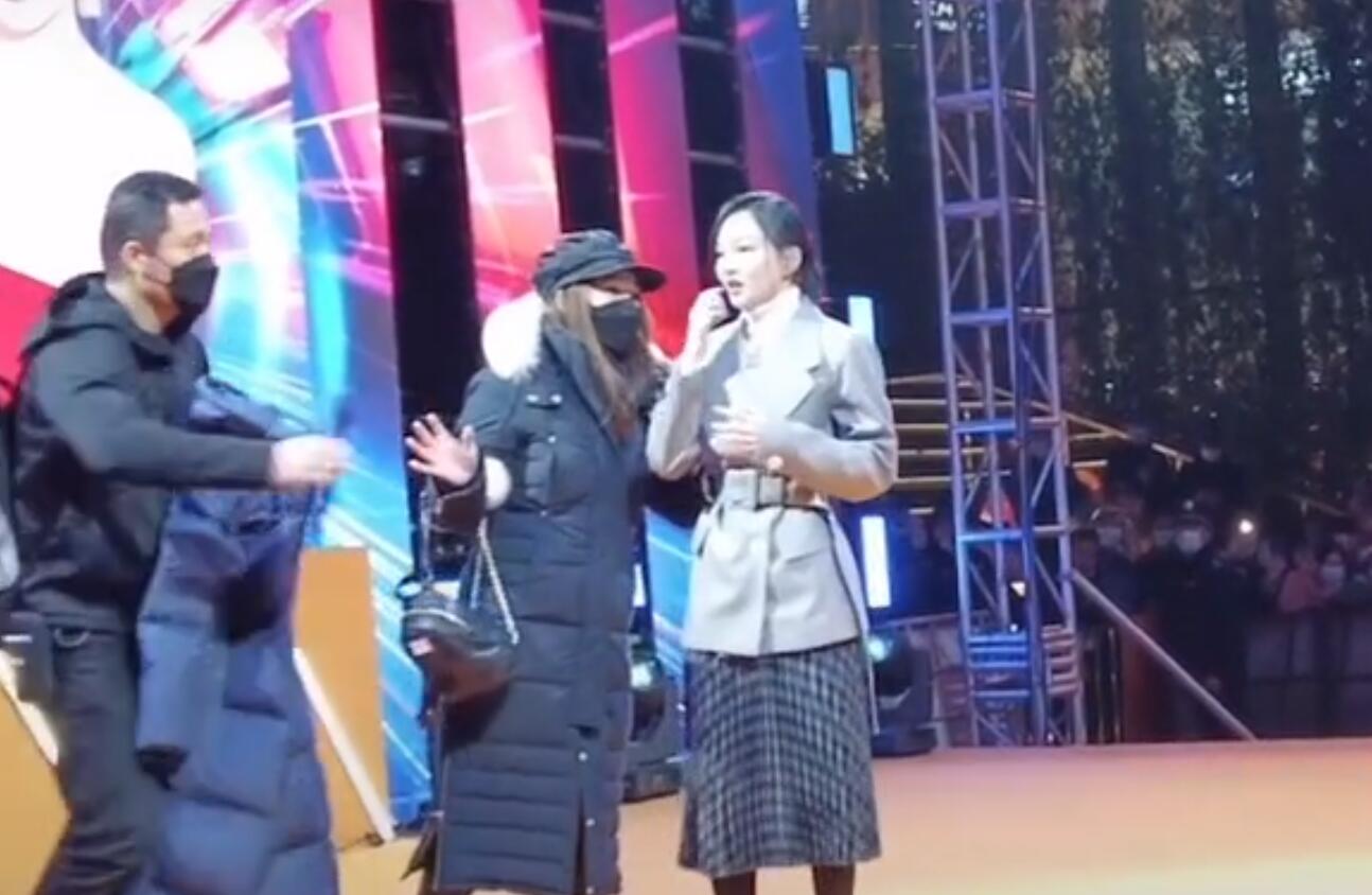 張韶涵露天商演致交通癱瘓，歌唱一半被強行拉走，向觀眾鞠躬道歉