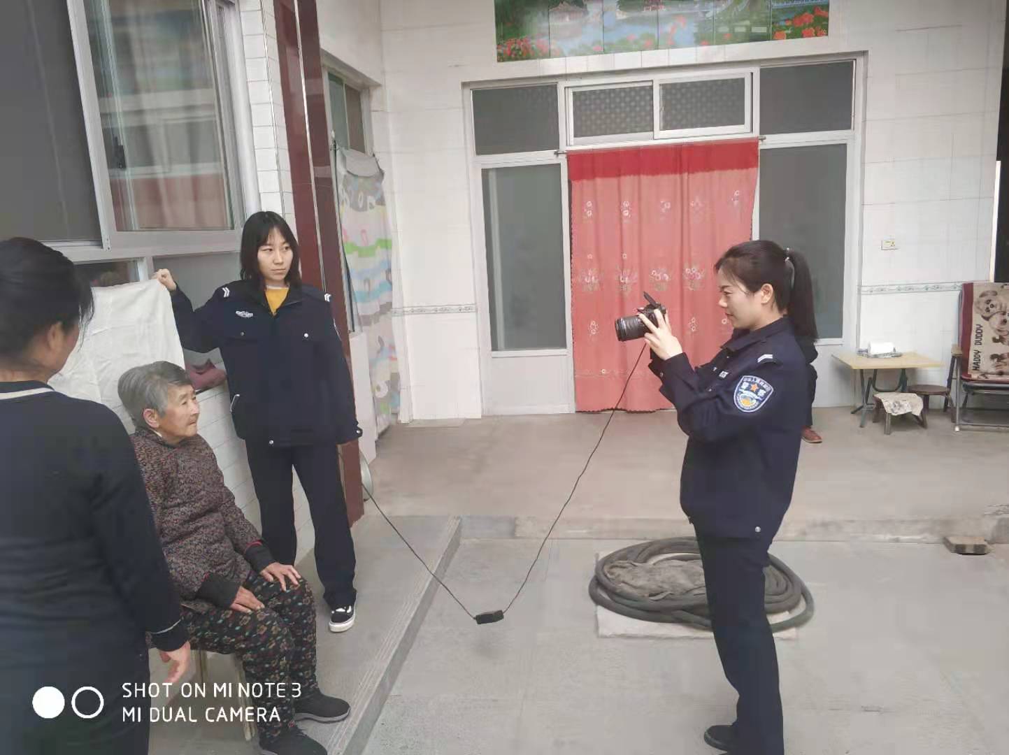 韩城公安龙亭派出所：上门办证解民忧 现场“梳妆”暖民心