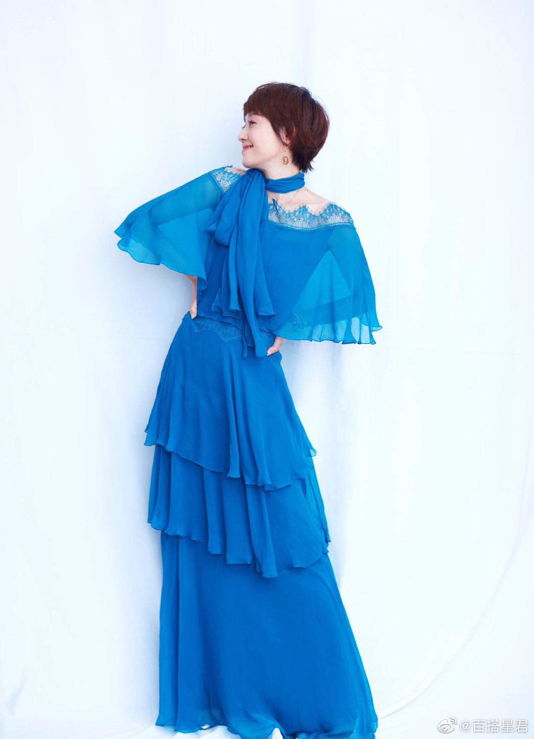 马伊琍活动造型，一袭清新的宝蓝色雪纺长裙，优雅温柔