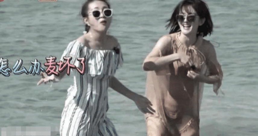 谢娜海边玩水打湿裙子，腹肌一览无余，尽显好身材