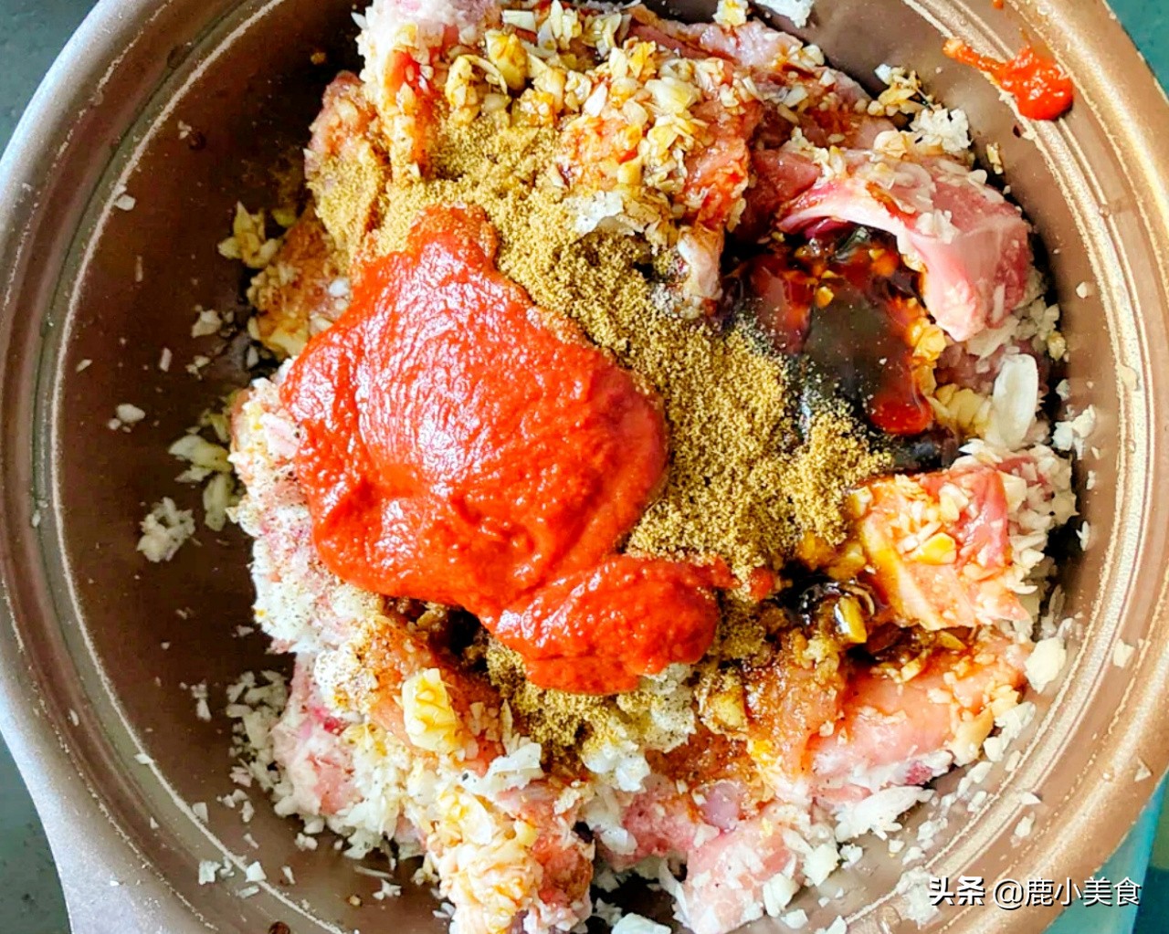 老父亲惯用的蒜香排骨“腌制配方”，外酥里嫩，蒜香十足，真美味