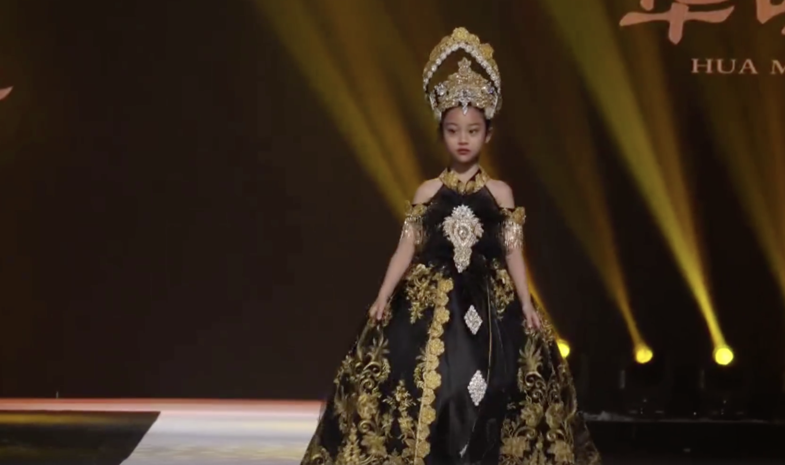 甜馨小考拉Jaden同台走秀超有範兒，李小璐鐘麗緹台下觀看陪女兒