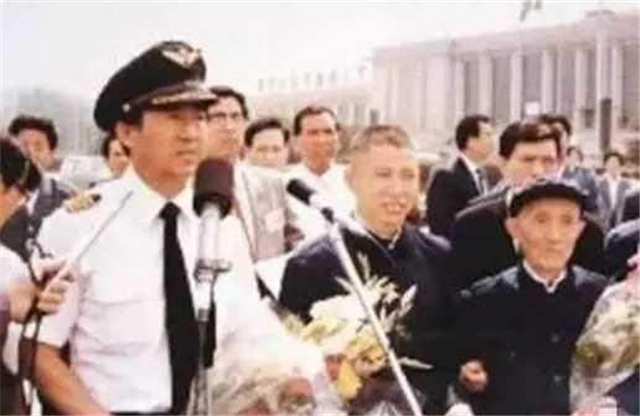 1986�̨꣬��U2����Ա��˼�׽ٻ�ֱ�ɹ��ݣ��������������