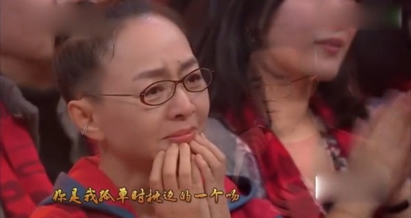 宋丹丹儿子与大7岁媳妇晒日常，互抢零食直接搭肩，特殊称呼好甜