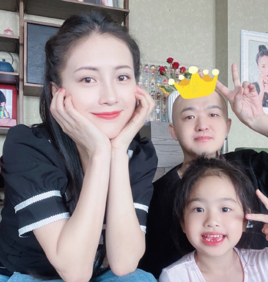 包文婧攜女兒錄視頻，餃子變媽媽小姐妹幫打下手，文靜優雅超淑女