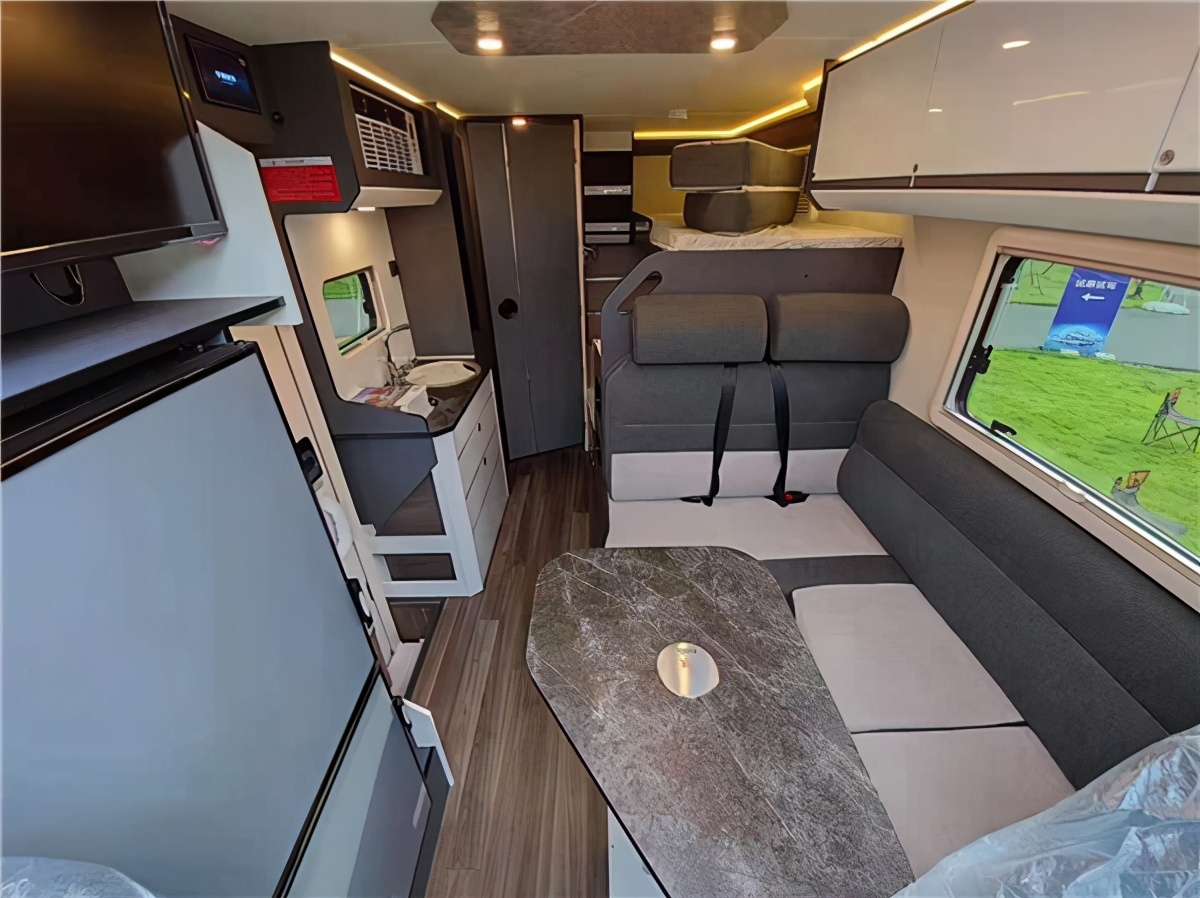 宇通C520福特T型房车，国六汽油排放2.67米无惧限高