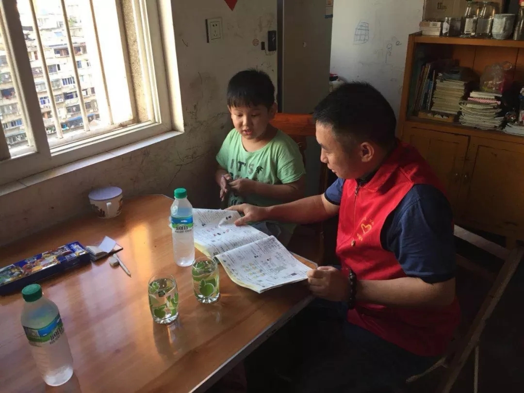 南昌市洪都中医院伍剑锷、张燕燕荣膺"南昌市先进工作者"称号