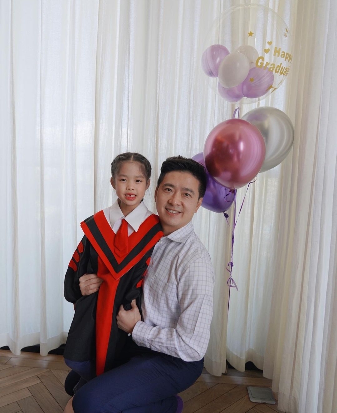 林志颖弟弟全家福曝光，女儿幼儿园毕业，在家参加线上典礼超开心
