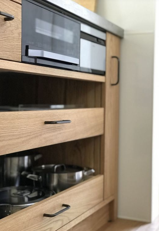 厨房橱柜如何设计实用 空出一格装上拉篮隔板实用加倍