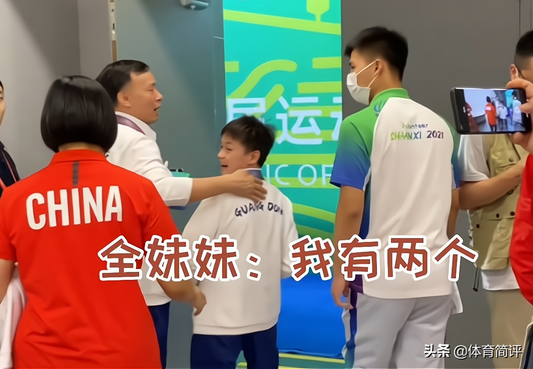 裁判与全红婵合影后，还想要玩具娃娃，全红婵7个字回应彰显风度